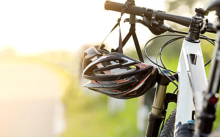 Jak zadbać o bezpieczeństwo na rowerze? Podstawą dobry kask